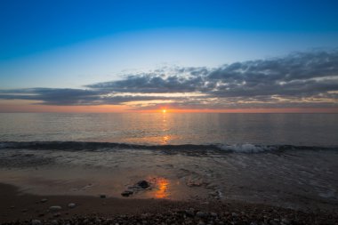 Yaz aylarında okyanus üzerinde güzel bir gündoğumu. 