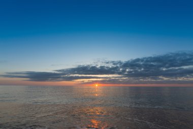 Yaz aylarında okyanus üzerinde güzel bir gündoğumu. 