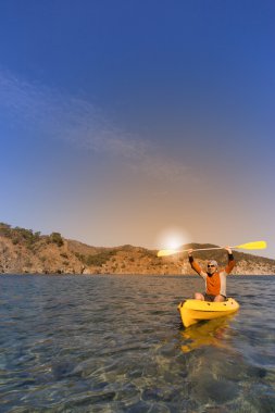 Kıyı boyunca Kano tarafından yaz aylarında seyahat bir adam. 