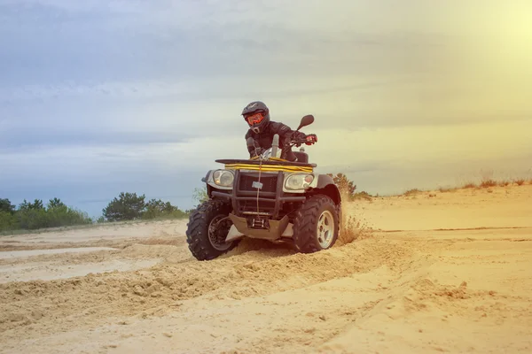 Corrida ATV é areia . — Fotografia de Stock