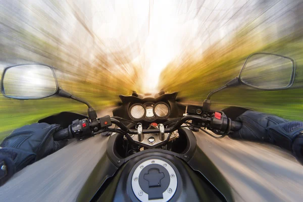 Mãos no volante enquanto conduz uma moto à velocidade . — Fotografia de Stock