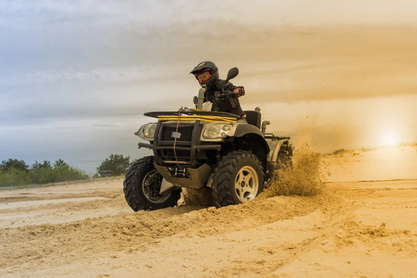 Racing ATV is sand. — Stock Photo, Image