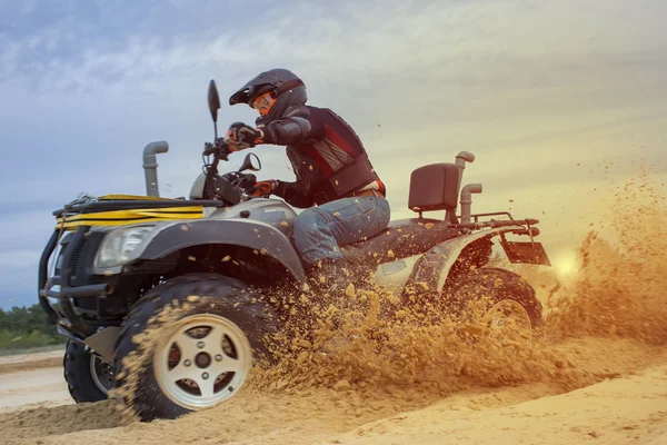 Racing ATV is sand. — Stock Photo, Image