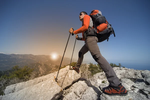 Homme randonnée dans les montagnes par une journée ensoleillée . — Photo