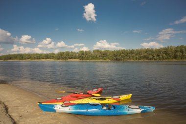 Güneşli bir günde kayaks sahilde kamp. 