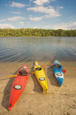Güneşli bir günde kayaks sahilde kamp. 