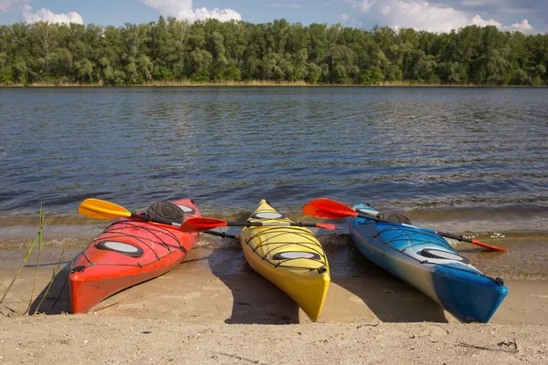 Camping with kayaks on the beach on a sunny day. — Stock Photo, Image