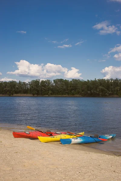 Camping con kayaks en la playa en un día soleado . — Foto de Stock