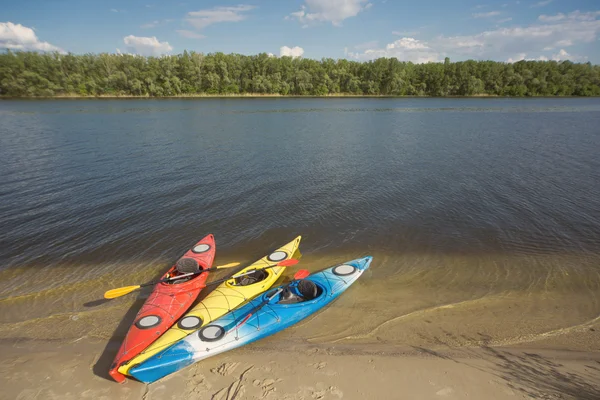 Campeggio con kayak sulla spiaggia in una giornata di sole . — Foto Stock