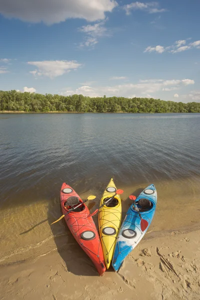 Camping avec kayaks sur la plage par une journée ensoleillée . — Photo