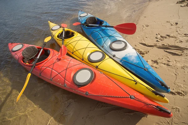 Camping con kayaks en la playa en un día soleado . — Foto de Stock