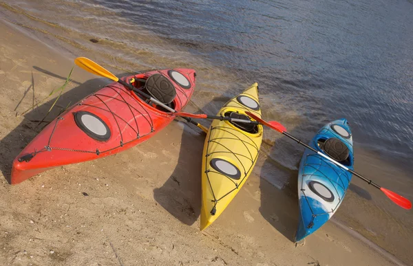 Zelten mit Kajaks am Strand an einem sonnigen Tag. — Stockfoto