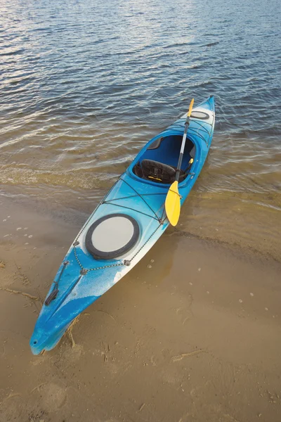 Campeggio con kayak sulla spiaggia in una giornata di sole . — Foto Stock
