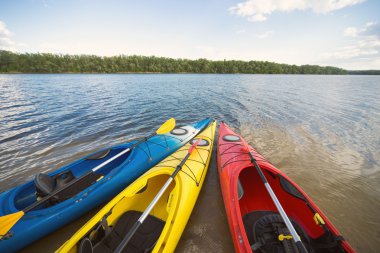 Güneşli bir günde kayaks sahilde kamp.