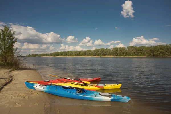 Campeggio con kayak sulla spiaggia in una giornata di sole . — Foto Stock