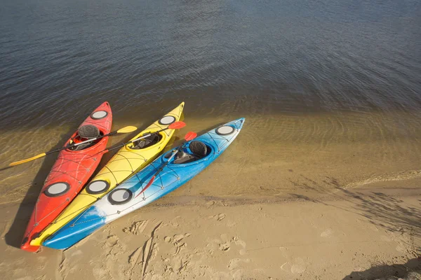 Zelten mit Kajaks am Strand an einem sonnigen Tag. — Stockfoto