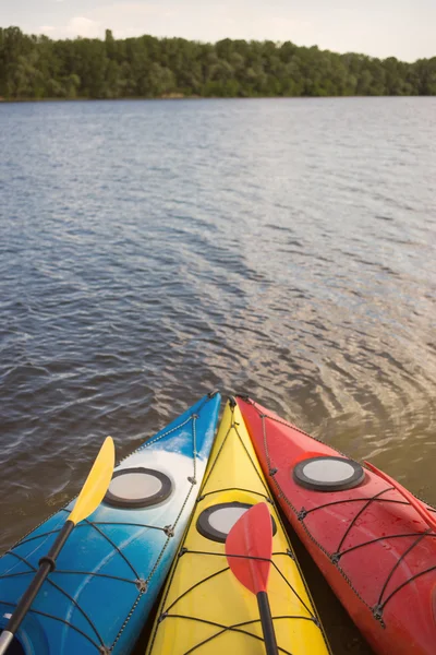 Campeggio con kayak sulla spiaggia in una giornata di sole . — Foto Stock