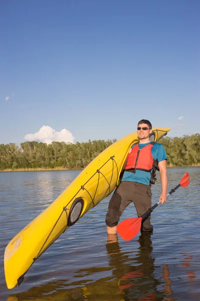 Männer fahren mit dem Kanu auf dem Fluss im Sommer an einem sonnigen Tag. — Stockfoto