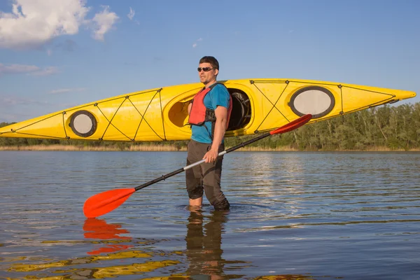 Männer fahren mit dem Kanu auf dem Fluss im Sommer an einem sonnigen Tag. — Stockfoto