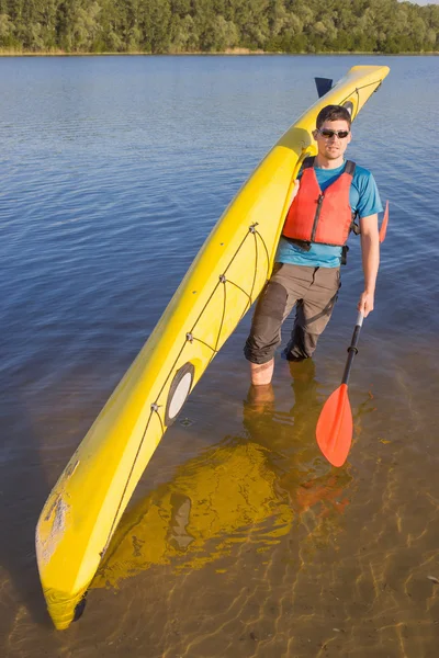 Homens viajam de canoa no rio no verão um dia ensolarado . — Fotografia de Stock