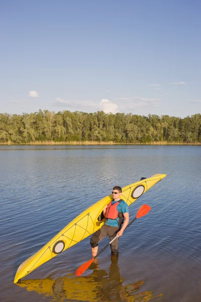 Erkekler bir güneşli gün yaz nehirde Kano tarafından seyahat. — Stok fotoğraf