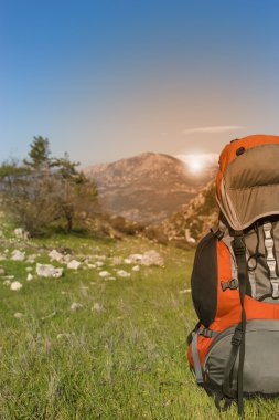 Dağların manzarasına sahip dağlarda sırt çantaları. 