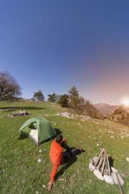 Güneşli bir yaz aylarında dağlarda çadır kamp adam. 