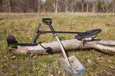 Paralar için metal dedektörleri ve kürek ile arama. 