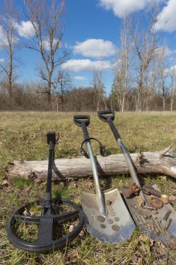 Paralar için metal dedektörleri ve kürek ile arama. 