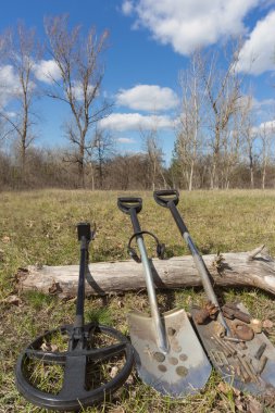Paralar için metal dedektörleri ve kürek ile arama. 