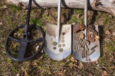 Paralar için metal dedektörleri ve kürek ile arama. 