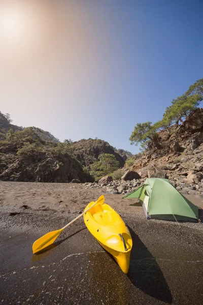 Campeggio con kayak sulla spiaggia in una giornata di sole . — Foto Stock