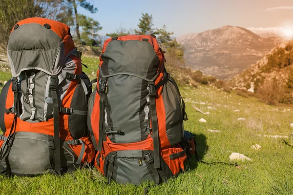 Mochilas nas montanhas com vista para as montanhas . — Fotografia de Stock