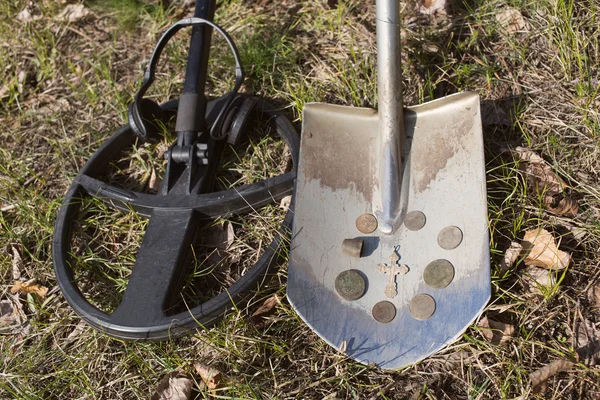 Search for coins with metal detectors and shovels. — Stock Photo, Image
