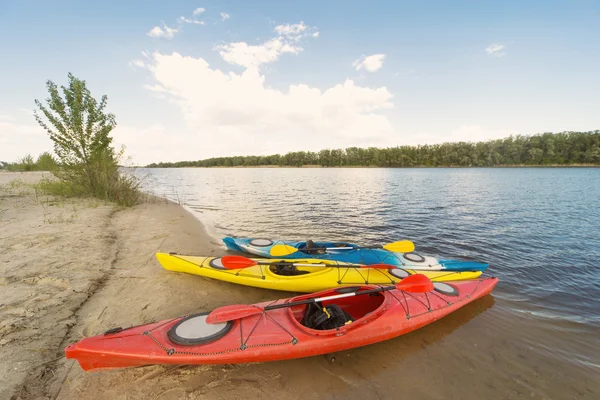 Campeggio con kayak sulla spiaggia in una giornata di sole . — Foto Stock