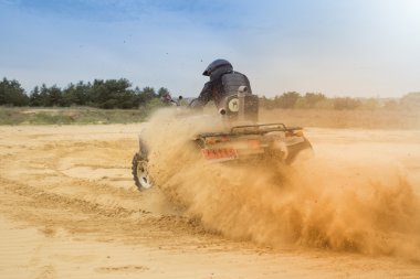 ATV kuma yaz aylarında hazırlanan yolda yarış.