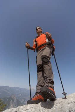 Adam dağlarda güneşli bir günde hiking.