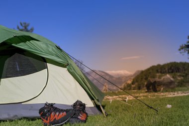 Kamp öğeleri ekipman bir güneşli gün.