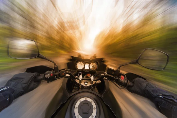 Mãos no volante enquanto conduz uma moto à velocidade . — Fotografia de Stock