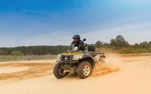 Rennatv im Sand im Sommer auf der präparierten Strecke. — Stockfoto