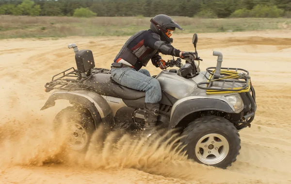 Racing Atv i sanden i sommar på förberedda spår. — Stockfoto