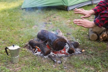 Adam kamp alanında bir çadırda ormanda yaz ile. 