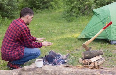 Adam kamp alanında bir çadırda ormanda yaz ile. 