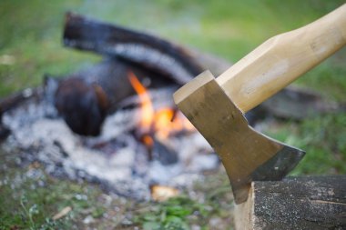 Ormanda bir yangın balta ile yaz aylarında kamp.. 