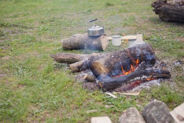 Bir açık ateşte çayı