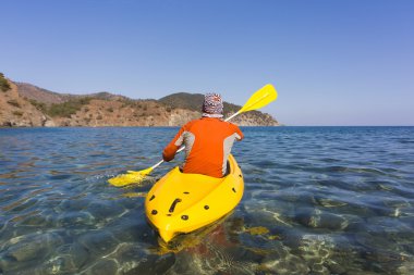 Erkekler tarafından Kano denizde yaz aylarında seyahat. 