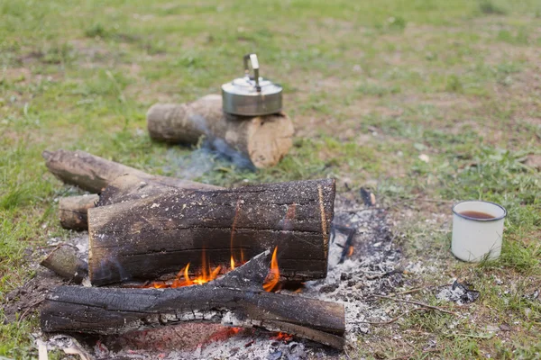 Make tea over an open fire — Stock Photo, Image