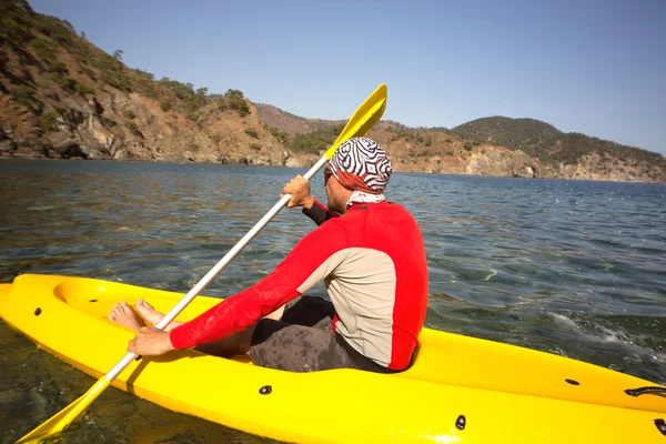 Los hombres viajan en canoa en el mar en el verano . — Foto de Stock