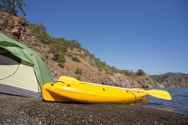 Campeggio con kayak sulla spiaggia in una giornata di sole . — Foto Stock