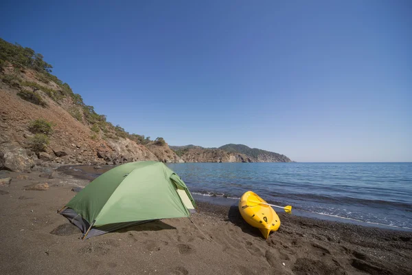 Güneşli bir günde kayaks sahilde kamp. 